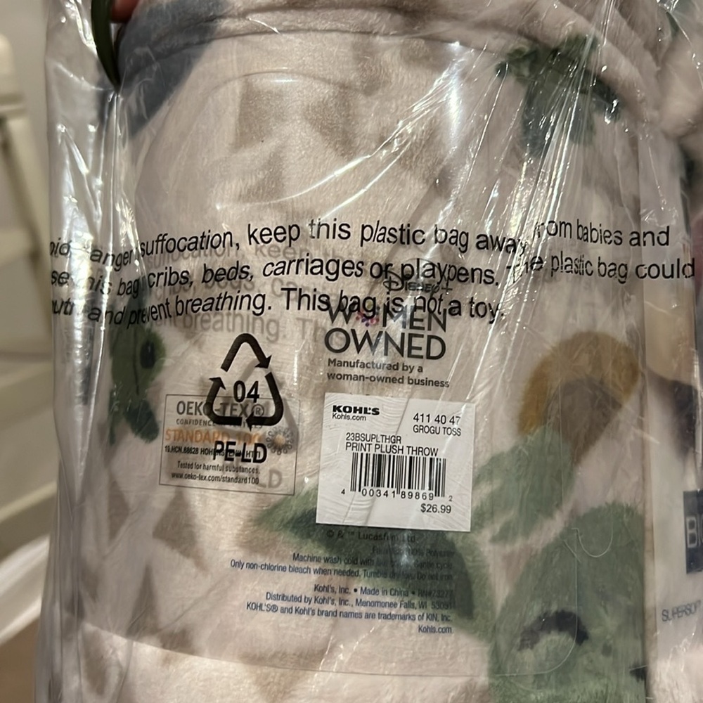 Stars Wars Mandalorian Oversized Plush Throw - Picture 2 of 2